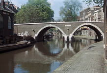 22277 Gezicht op de Oudegracht en de Vollersbrug te Utrecht vanuit het zuiden.